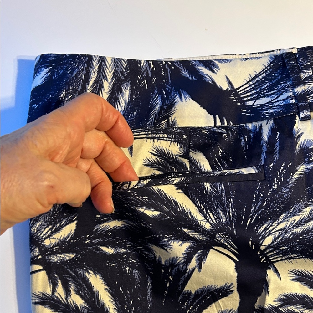 The Limited Navy Palm‎ Print Women's Shorts size 14 tailored vacation preppy - Picture 5 of 10